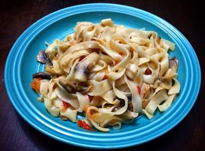 Una foto de Pasta fresca, salsa de setas y tomates
