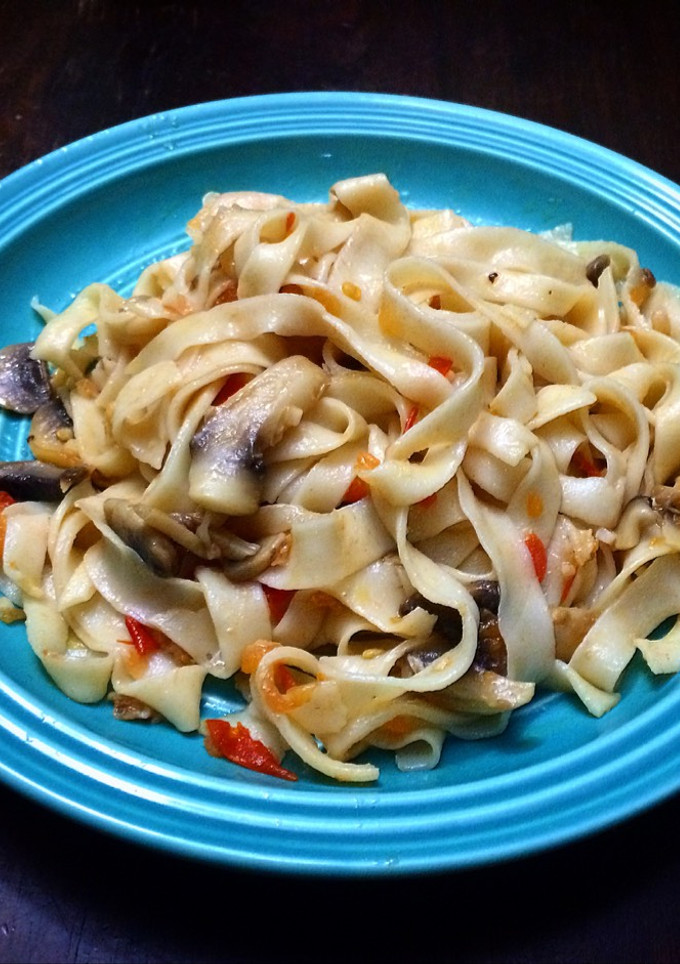 Una foto de Pasta fresca, salsa de setas y tomates