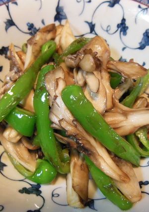 A picture of Maitake Mushrooms & Green Pepper Kombu Tea Stir-fry.