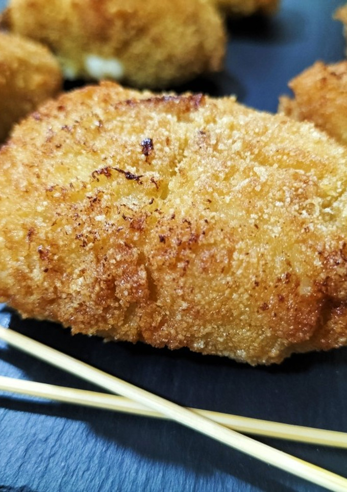Una foto de Croquetas de pollo cajún