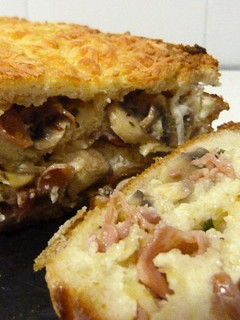 Una foto de Croque-cake de champiñones, beicon y queso