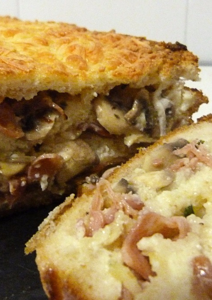 Una foto de Croque-cake de champiñones, beicon y queso