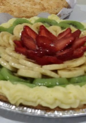 Una foto de Tarta de crema pastelera y frutas