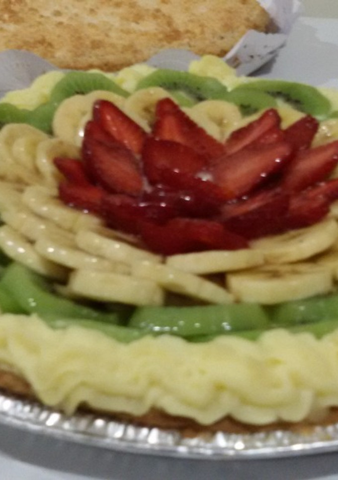 Una foto de Tarta de crema pastelera y frutas