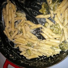 A picture of Chicken & broccoli alfredo.