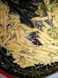 A picture of Chicken & broccoli alfredo.
