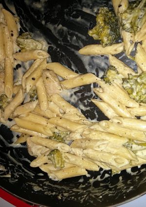 A picture of Chicken & broccoli alfredo.