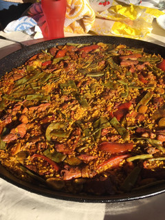 Una foto de Paella verduras y carne