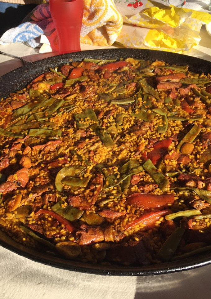 Una foto de Paella verduras y carne
