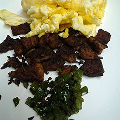 A picture of Eggs and sausage no complexity.
