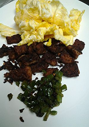 A picture of Eggs and sausage no complexity.