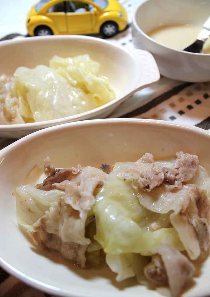 A picture of Easy Layered and Steam-Cooked Cabbage and Pork.