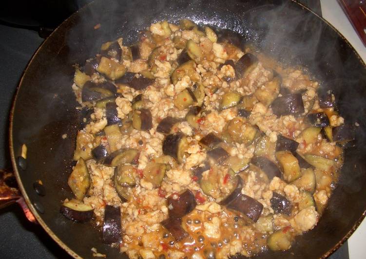 Recipe of Tasty Spicy and Sweet Stir-Fried Minced Chicken and Eggplant