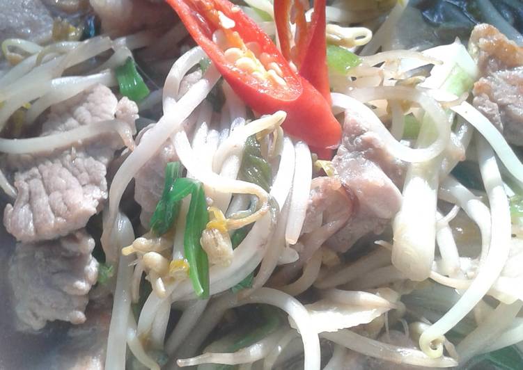 Pork stir fry with bean sprouts