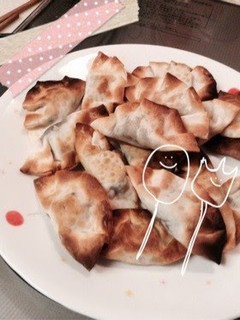 A picture of Delicious Chocolate Pies Wrapped in Dumpling Wrappers.
