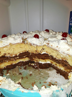 Una foto de Postre torta de dos bizcochuelo (vainilla y chocolate) 🍰