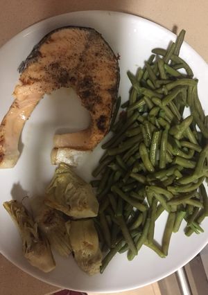 Una foto de Salmón a la plancha con judías verdes
