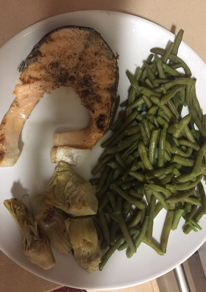 Una foto de Salmón a la plancha con judías verdes