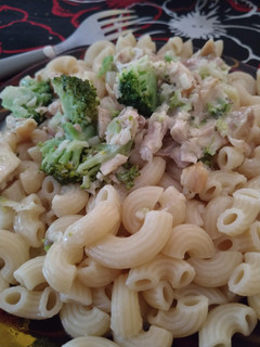 Una foto de Coditos con salsa crema de pollo y brócoli