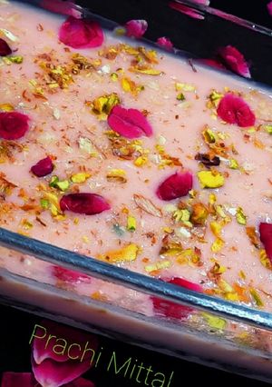 रोज़ मिल्क पुडिंग (rose milk pudding recipe in Hindi) रेसिपी मुख्य फोटो