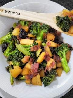 Una foto de Salteado crujiente de brócoli, manzana y bacon