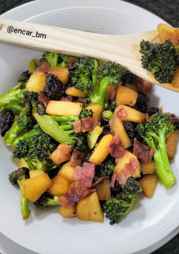 Una foto de Salteado crujiente de brócoli, manzana y bacon