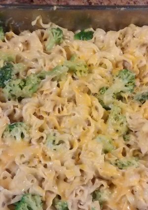 A picture of Tuna casserole, with broccoli.
