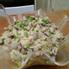 A picture of Niebe hummus (black-eyed pea dip).