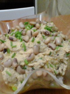 A picture of Niebe hummus (black-eyed pea dip).