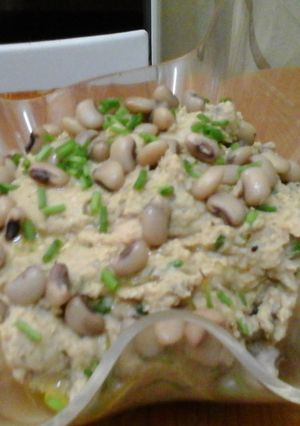 A picture of Niebe hummus (black-eyed pea dip).