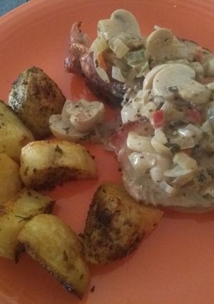 Una foto de Carré de cerdo con salsa de champiñones y papas doradas