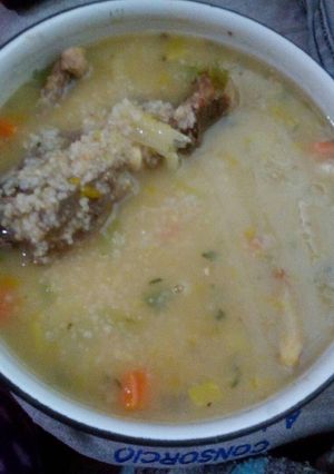 Una foto de Sopa de Morón tostado con carne de res