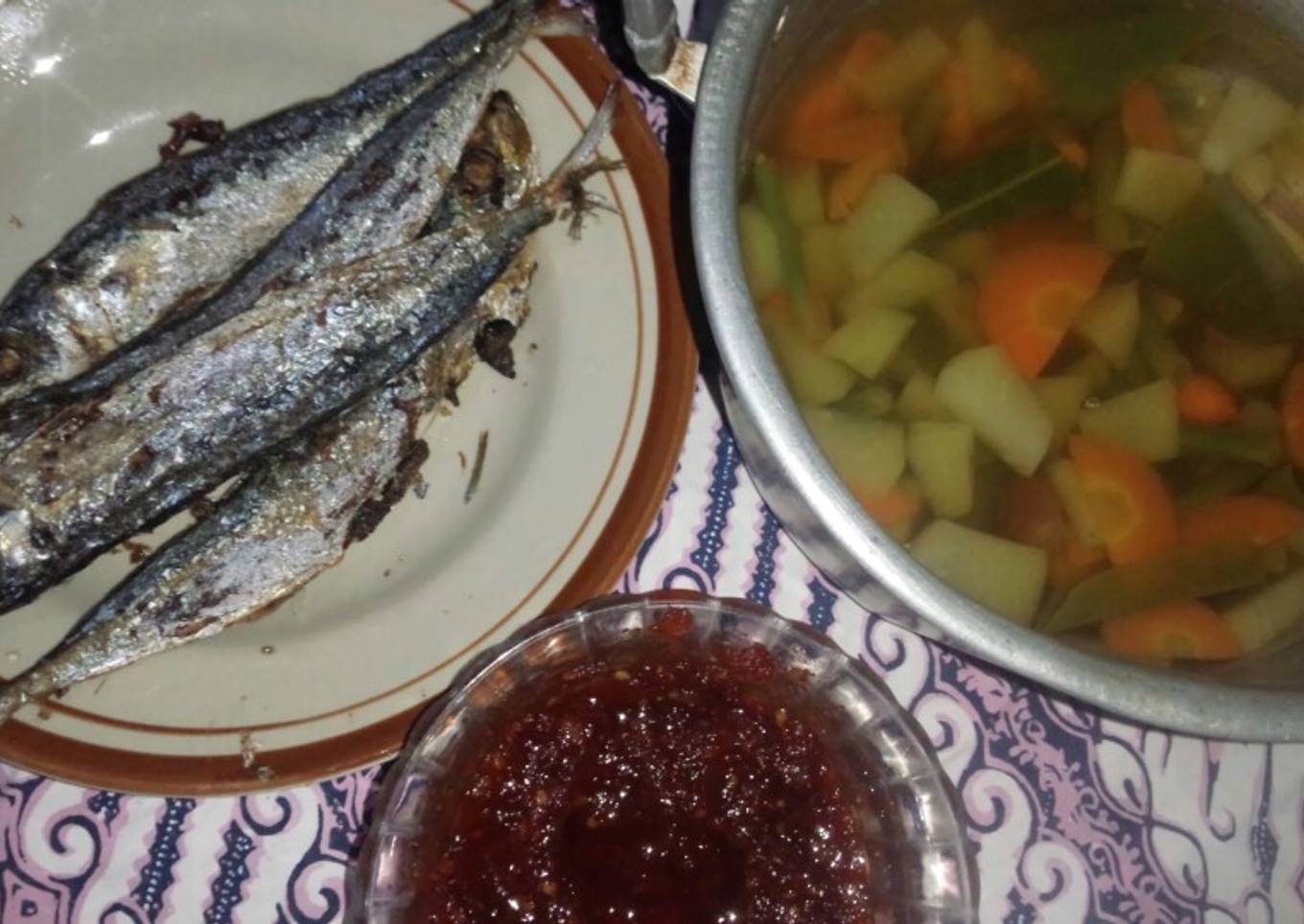 Asam Jawa dengan sayuran, pindang goreng dan sambal terasi