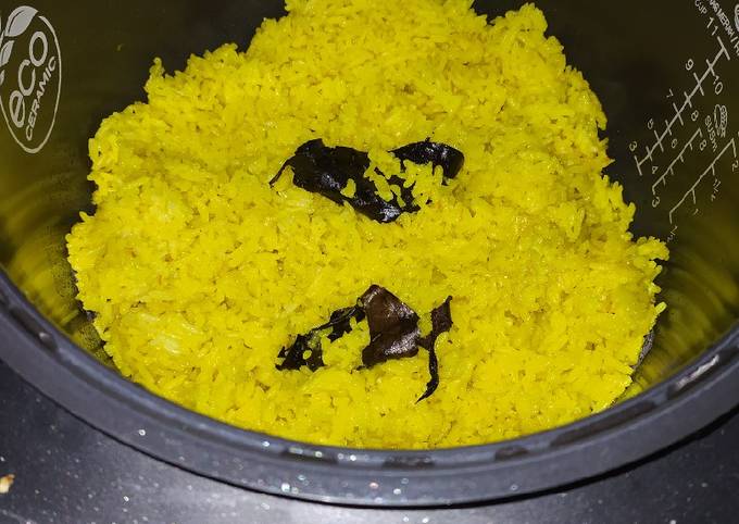 Resep Nasi kuning magic com simpel oleh Ila Karnila - Cookpad