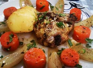 Foto de Coxas e sobre-coxas com legumes assadas ao forno