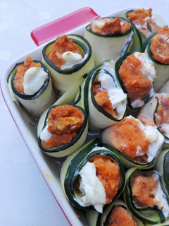 Una foto de Makis de calabacín rellenos