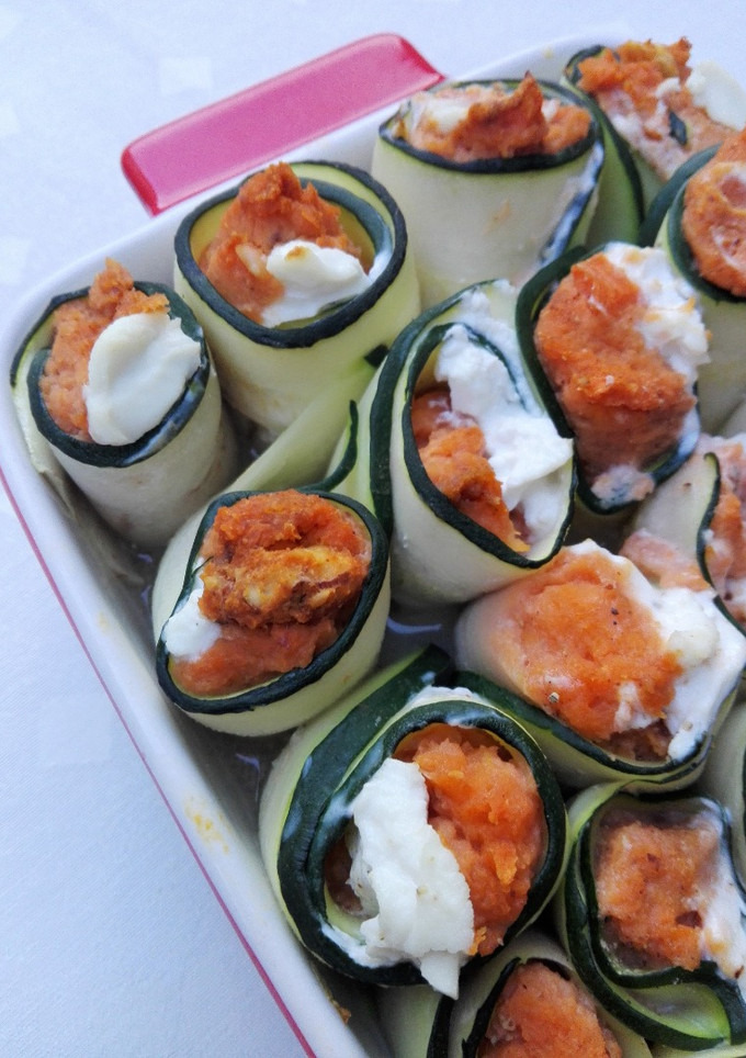 Una foto de Makis de calabacín rellenos