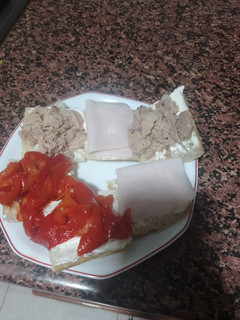 Una foto de Tostas variadas con queso crema