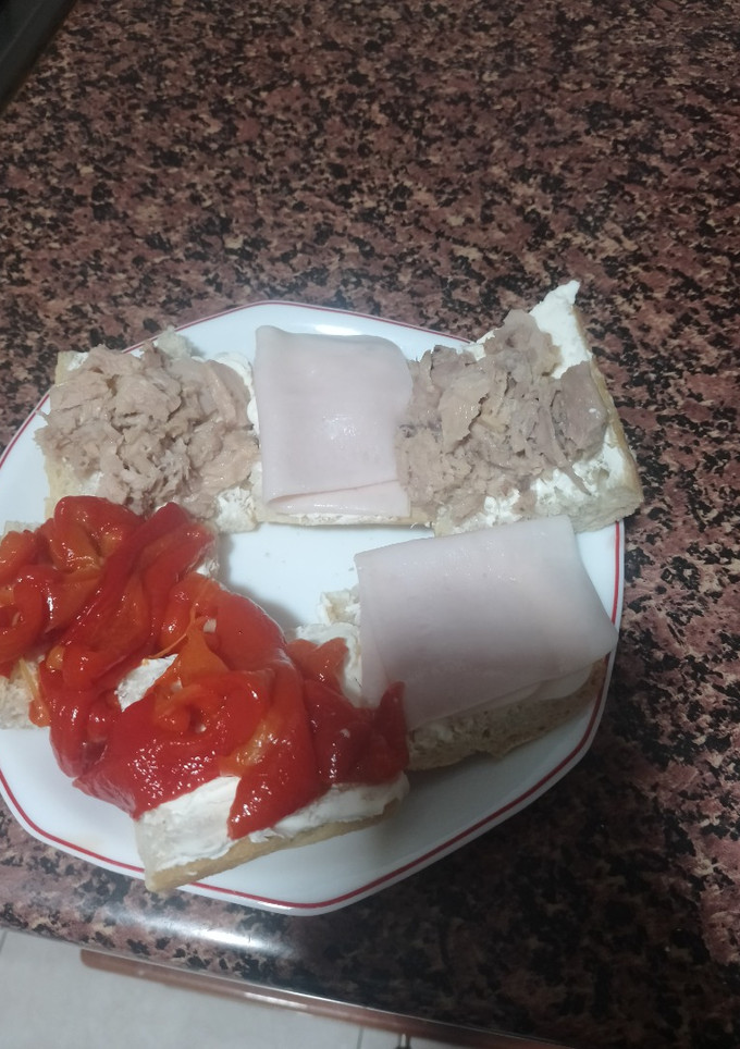 Una foto de Tostas variadas con queso crema