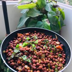 A picture of Kalay chana chaat.