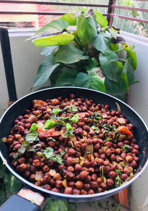 A picture of Kalay chana chaat.