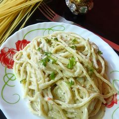 A picture of Spaghetti in cauliflower sauce.