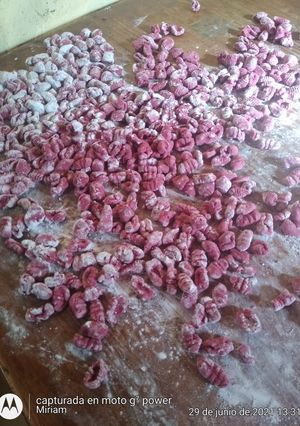 Una foto de Ñoquis de remolacha y brócoli con harina integral
