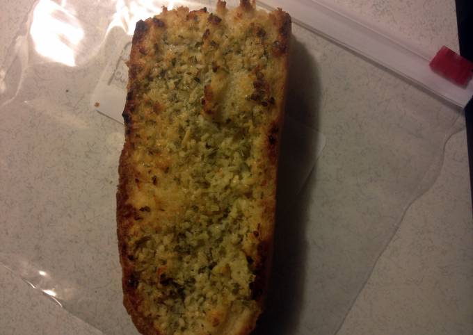 How to Make Homemade Garlic Bread