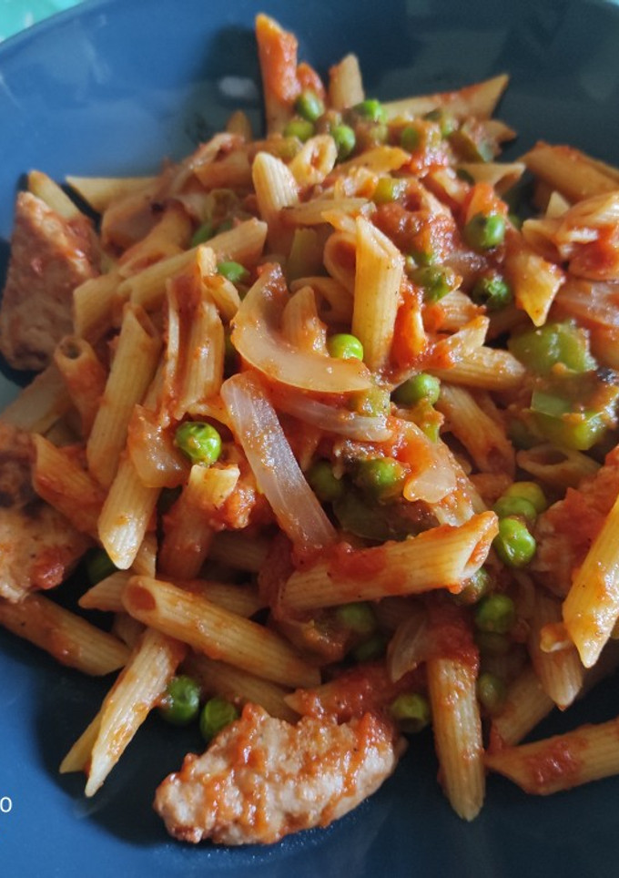 Una foto de Pasta integral con pollo y verduras