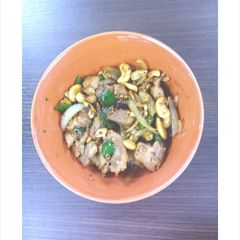 A picture of Chicken with Cashew Nuts.