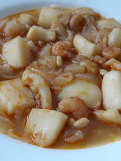 Una foto de Sepia encebollada con gambitas