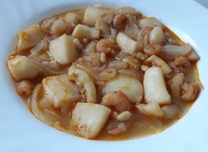 Una foto de Sepia encebollada con gambitas