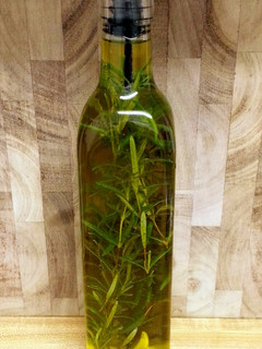 A picture of Rosemary Garlic Oil.