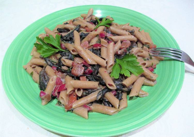 Macarrones integrales en salsa de setas trompeta de la muerte